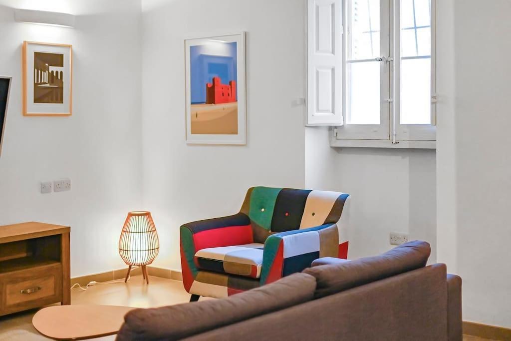 Unique 4 Bedroom Townhouse Off The Holiday home Sliema